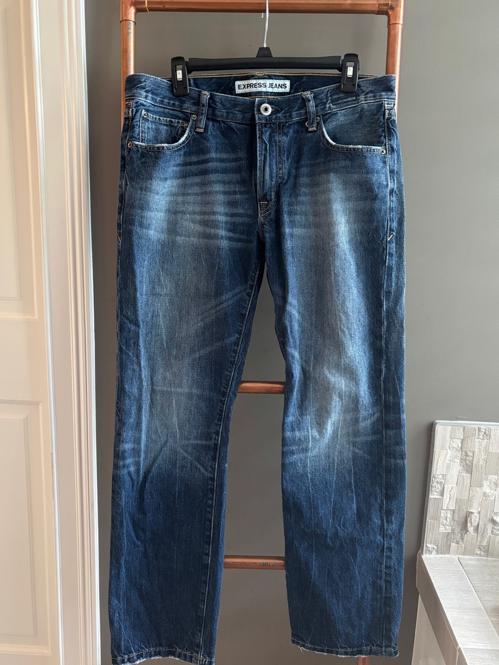 Express Rocco Slim Straight Jeans in Medium Blue Wash. Size 32x30